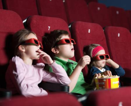 děti, hodinky, film, popcorn, sedadla, červená Agencyby - Dreamstime