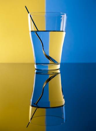 sklo, lžíce, voda, žlutá, modrá Alex Salcedo - Dreamstime