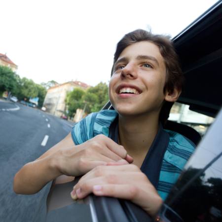 auto, okno, chlapče, cesta, úsměv Grisho - Dreamstime