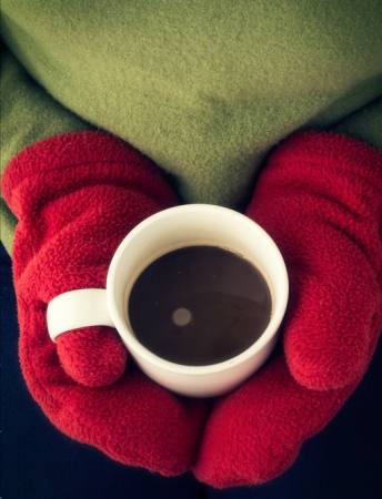 Pohár, káva, káva, ruce, červená, rukavice, zelený Edward Fielding - Dreamstime