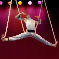 muž, závěsné, cirkus, červená, struny Galina Barskaya - Dreamstime