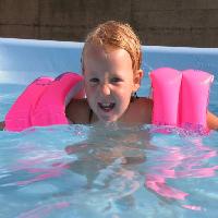Pixwords Obraz s dítì, plavat, voda, bazén, plavání, chlapec, èlovìk Charlotte Leaper (Cleaper)