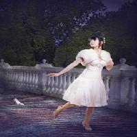 Pixwords Obraz s žena, bílé, šaty, zahrádka, vycházce Evgeniya Tubol - Dreamstime
