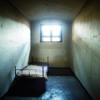 Pixwords Obraz s vězení, cela, postel, okno Constantin Opris - Dreamstime