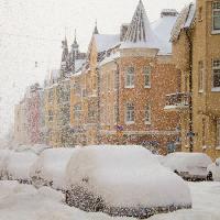 Pixwords Obraz s zima, sníh, auta, budovy, sněží Aija Lehtonen - Dreamstime