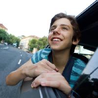 auto, okno, chlapče, cesta, úsměv Grisho - Dreamstime