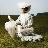 Pixwords Obraz s žena, starý, deštník, bílý, pole, tráva George Mayer - Dreamstime